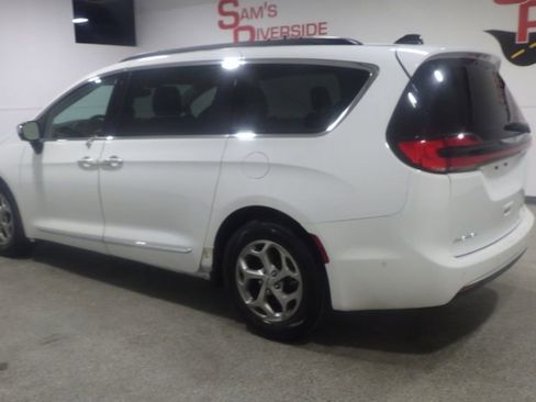 Used 2023 Chrysler Pacifica Limited FWD image 2