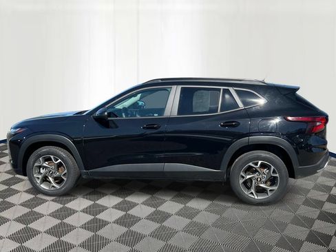 Used 2025 Chevrolet Trax LT FWD image 2