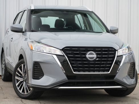 Used 2022 Nissan Kicks SV image 2