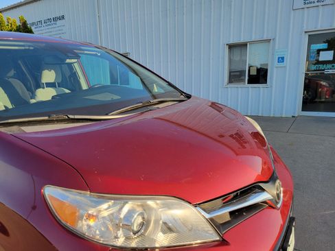 Used 2018 Toyota Sienna LE w/ Carpet Mat Package FWD image 10
