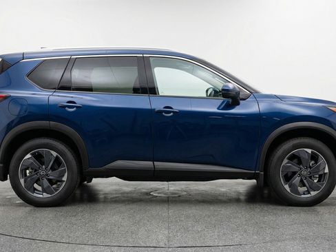 Used 2025 Nissan Rogue SV image 11