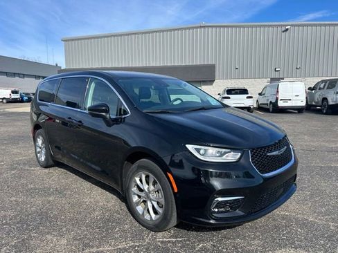 Used 2023 Chrysler Pacifica Touring-L AWD/4WD image 5