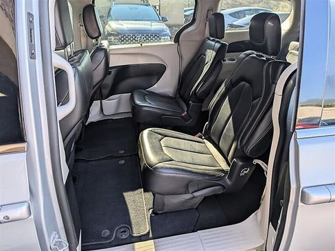 Used 2024 Chrysler Pacifica Touring-L FWD image 25