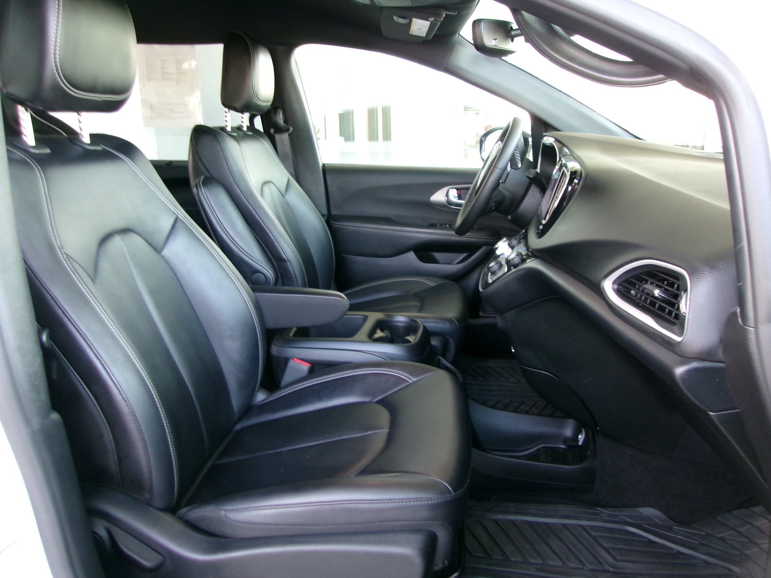 Used 2025 Chrysler Pacifica Select FWD image 20