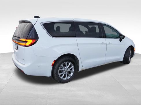 Used 2025 Chrysler Pacifica Select w/ Uconnect Theater Family Group AWD/4WD image 3