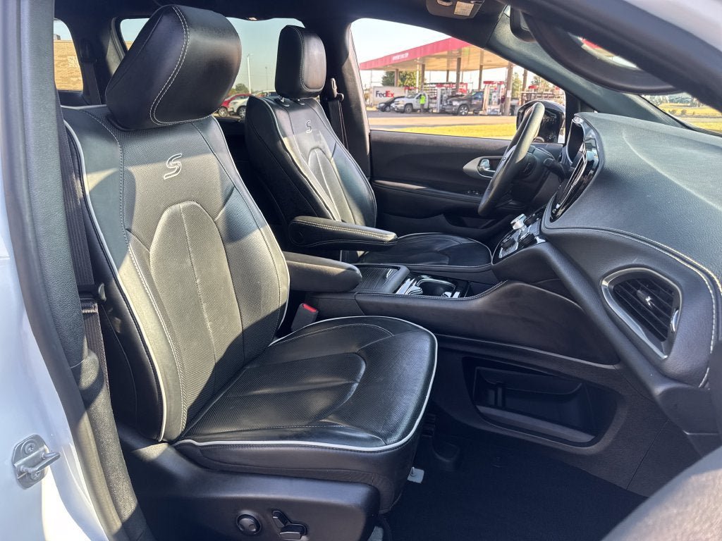 Used 2025 Chrysler Pacifica Limited FWD image 12