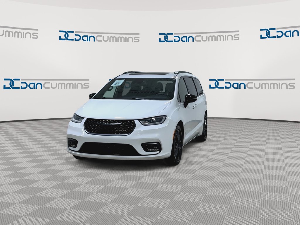 Used 2025 Chrysler Pacifica Limited FWD image 3