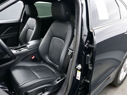 Used 2017 Jaguar F-PACE Premium image 12