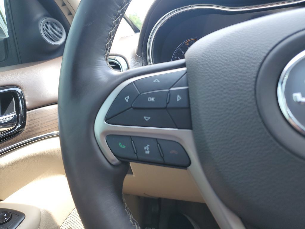 Used 2020 Jeep Grand Cherokee Overland AWD/4WD image 23
