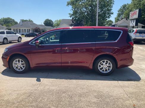 Used 2023 Chrysler Pacifica Touring-L FWD image 6