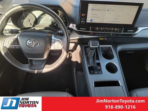 Used 2025 Toyota Sienna XLE image 27