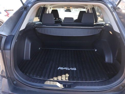 Used 2019 Toyota RAV4 LE image 7