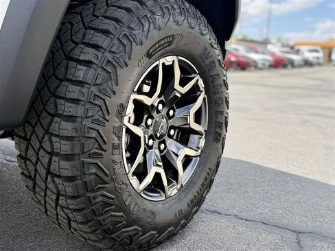 Used 2025 Chevrolet Colorado ZR2 w/ Technology Package AWD/4WD image 10