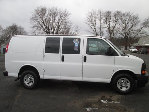 Used 2017 Chevrolet Express 2500 image 4