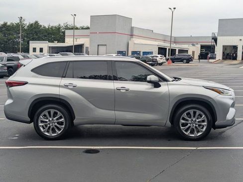 Used 2023 Toyota Highlander Limited FWD image 8