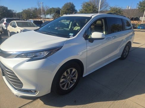 Used 2022 Toyota Sienna XLE image 6