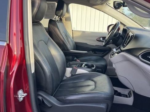 Used 2019 Chrysler Pacifica Touring-L FWD image 35