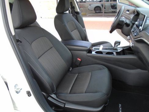 Used 2024 Nissan Altima 2.5 SV FWD image 12