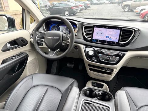 Used 2024 Chrysler Pacifica Touring-L image 6