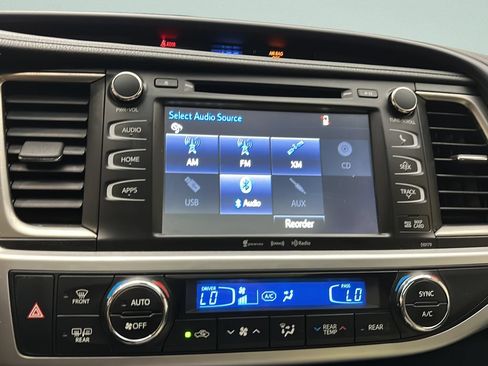 Used 2018 Toyota Highlander XLE w/ Carpet Mat Package (TMS) AWD/4WD image 29