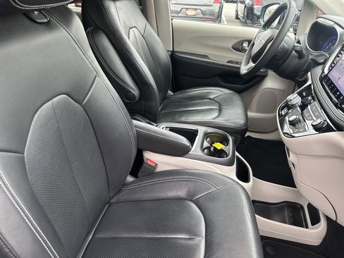 Used 2022 Chrysler Pacifica Touring-L image 28