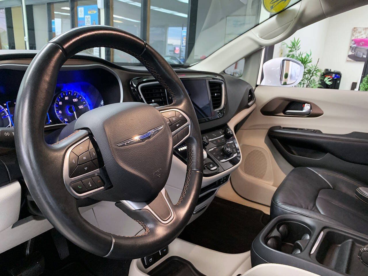 Used 2017 Chrysler Pacifica Touring-L FWD image 9