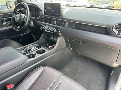 Certified 2025 Honda Pilot Black Edition image 13