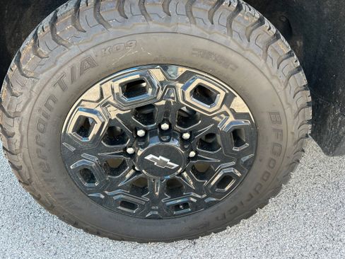 Used 2024 Chevrolet Silverado 2500 LTZ w/ LTZ Plus Package image 9