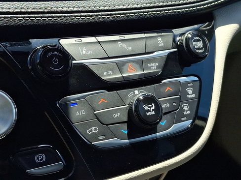 Used 2023 Chrysler Pacifica Touring-L FWD image 16