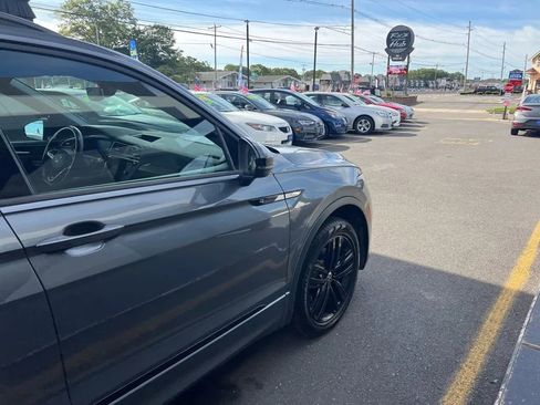 Used 2022 Volkswagen Tiguan SE R-Line image 17