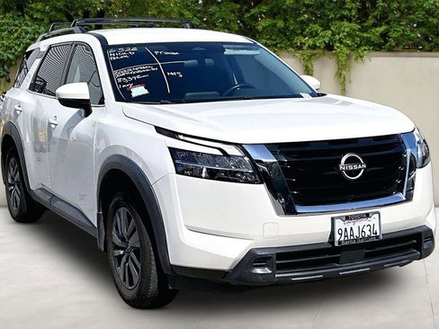 Used 2022 Nissan Pathfinder SV FWD image 1