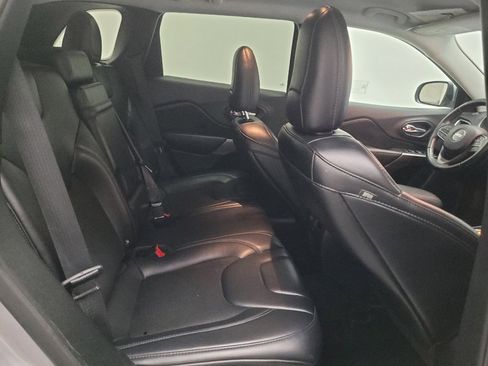 Used 2019 Jeep Cherokee Latitude Plus FWD image 19