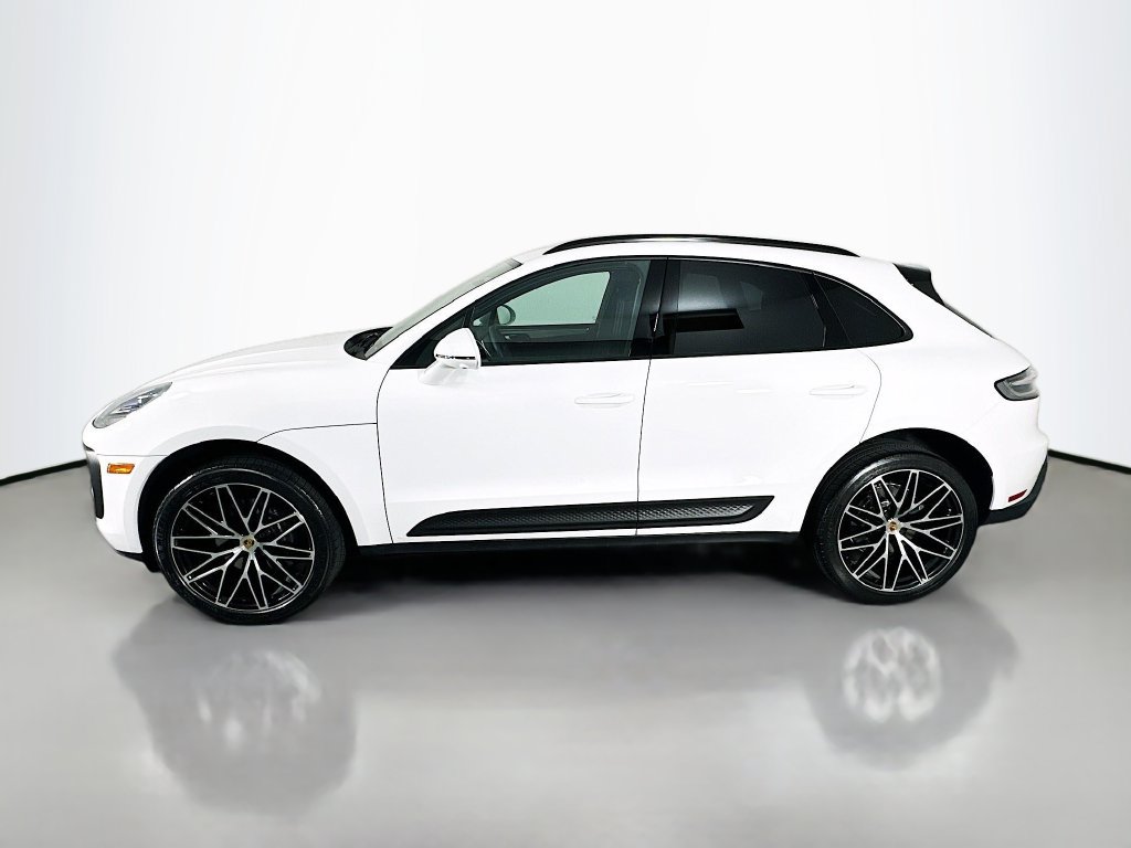 Certified 2025 Porsche Macan AWD/4WD image 2