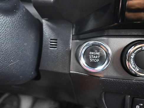 Used 2017 Toyota Tacoma TRD Off-Road w/ Premium & Technology Package AWD/4WD image 21