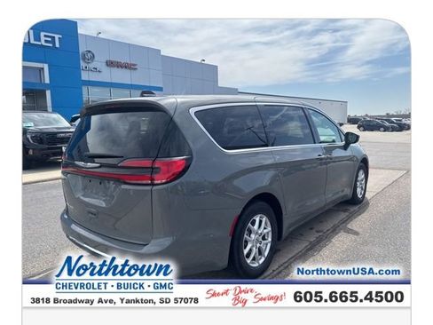 Used 2023 Chrysler Pacifica Touring-L image 10