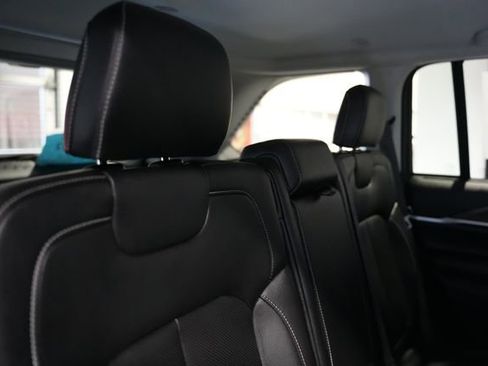 Used 2024 Jeep Grand Cherokee Limited w/ Luxury Tech Group II image 19