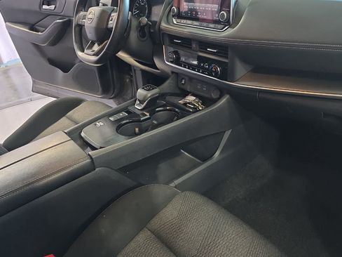 Used 2025 Nissan Rogue SV FWD image 18