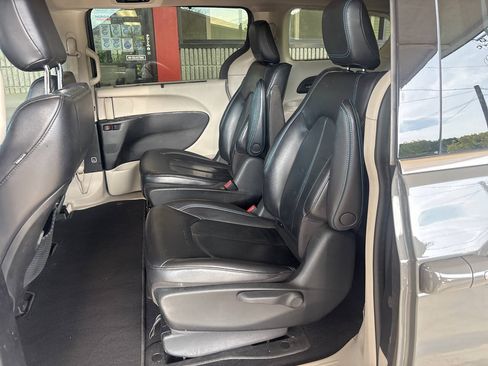 Used 2021 Chrysler Pacifica Touring-L FWD image 13