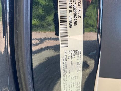 Used 2023 Chrysler Pacifica Touring-L FWD image 27