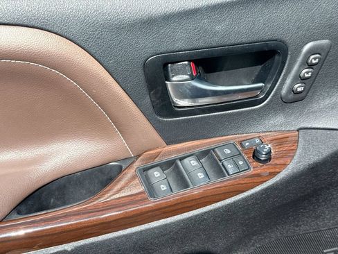 Used 2020 Toyota Sienna Limited Premium w/ Carpet Mat Package FWD image 15