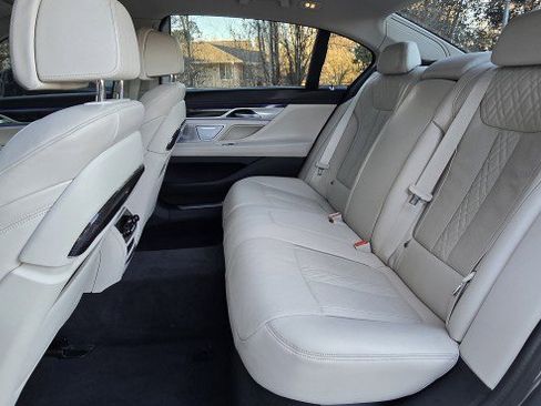 Used 2021 BMW 750i xDrive w/ Executive Package image 22