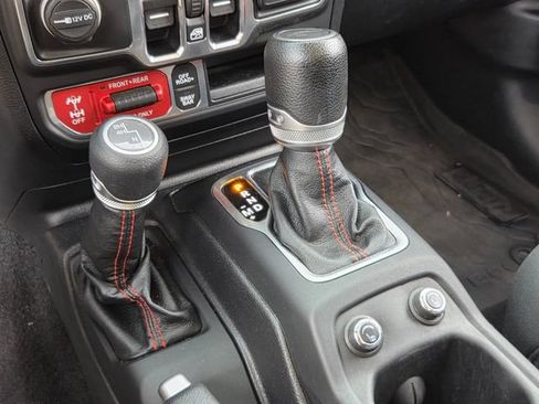 Used 2021 Jeep Gladiator Rubicon AWD/4WD image 16