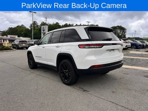 Used 2024 Jeep Grand Cherokee Altitude RWD image 8