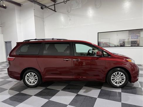 Used 2017 Toyota Sienna XLE Premium image 4