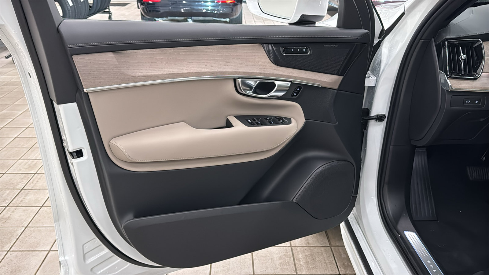 New 2026 Volvo XC90 T8 Plus w/ Protection Package Premier AWD/4WD image 21