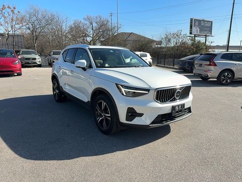 Used 2023 Volvo XC40 B4 Plus image 7