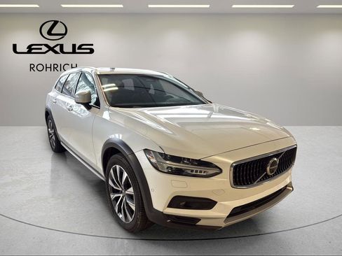 Used 2022 Volvo V90 B6 Cross Country image 3