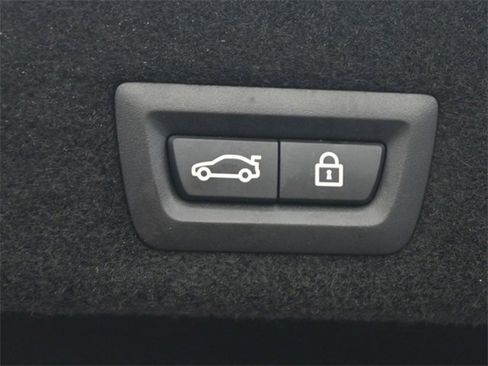 Used 2022 BMW 740i xDrive w/ M Sport Package image 24