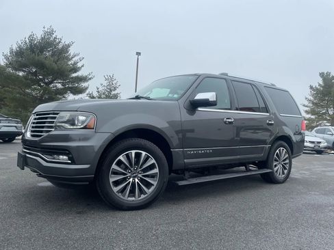 Used 2017 Lincoln Navigator Select image 11