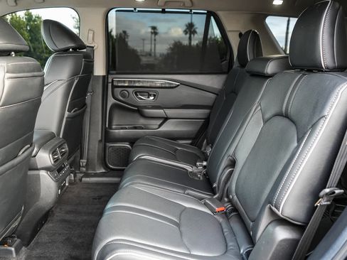 Used 2025 Honda Pilot Elite image 18